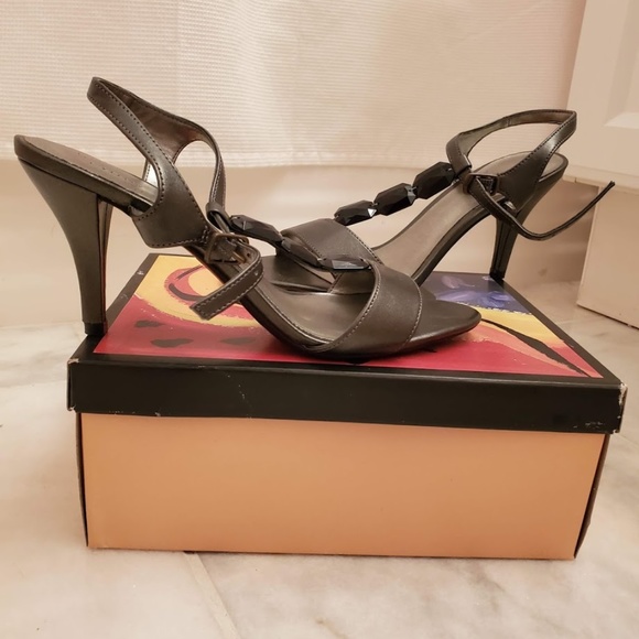 NWOT Fioni Silver and Black Kitty Heels - Picture 4 of 7
